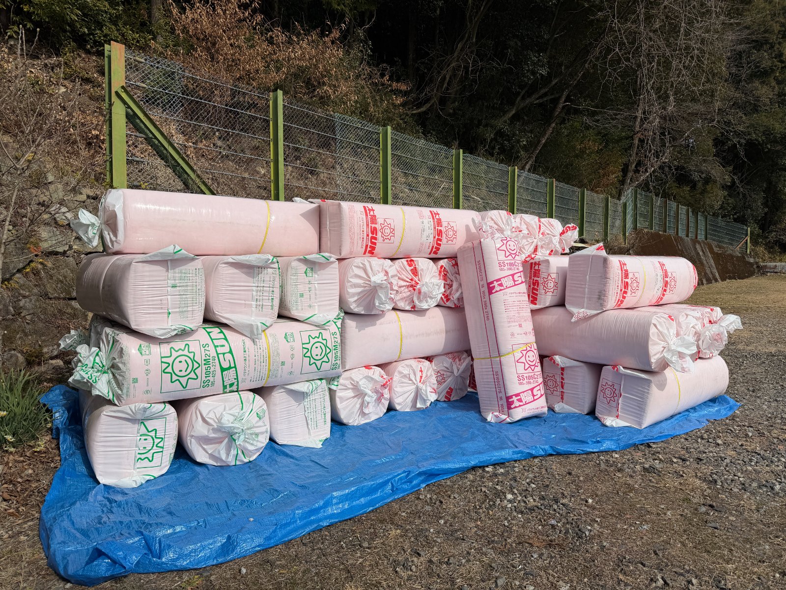 現場に搬入された大量の断熱材